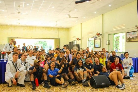 The US Navy delegation of the aircraft carrier USS Ronald Reagan (CVN 76) visits orphans at the Village of Hope in the central coastal city of Da Nang on June 26. (Photo: SGGP)