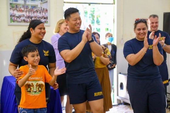 The visit is an opportunity for the crew members to open their hearts to orphans. (Photo: SGGP)