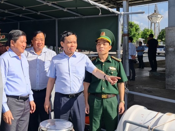 Deputy Prime Minister Tran Luu Quang inspects the implementation of the fight against Illegal, unreported, and unregulated (IUU) fishing in Ca Mau Province on June 26. (Photo: SGGP)