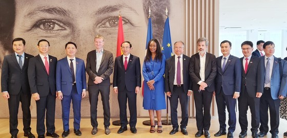 Leaders of the Île de France region receive the HCMC high-ranking delegation. (Photo: SGGP)