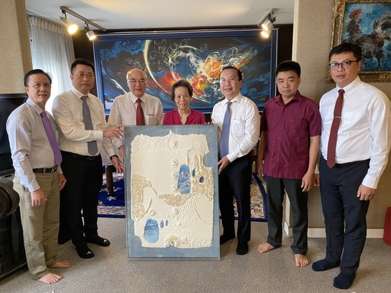 Head of the Propaganda and Education Board of the City Party Committee Phan Nguyen Nhu Khue received the artworks. (Photo: SGGP)