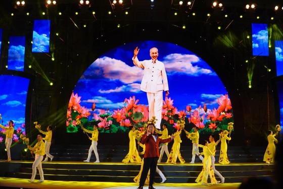 People's Artist Ta Minh Tam performs in an art program. (Photo: SGGP)