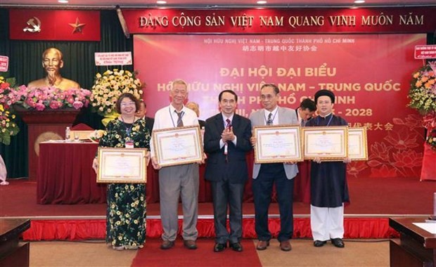 Individuals and representatives of organisations receive certificates of merit for their contributions to people-to-people diplomacy. (Photo: VNA) Individuals and representatives of organisations receive certificates of merit for their contributions to people-to-people diplomacy. (Photo: VNA)