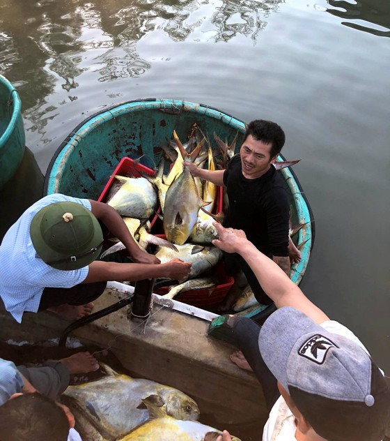 Transferring Snubnose pompano out of the boat (Photo: SGGP)