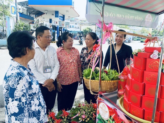 The section from Ngo Nhan Tinh Street to Nguyen Thi Nho Street located on Le Quang Sung Street in District 6 includes 16 shops sell traditional gifts for Vietnamese weddings. (Photo: SGGP)