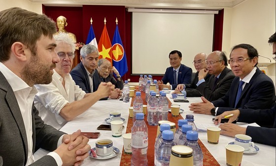 Secretary of the HCMC Party Committee Nguyen Van Nen (R) meets lawyers who accompanied Vietnamese-French woman, Tran To Nga in her fight for justice for herself and other Agent Orange (AO) victims. (Photo: SGGP) Secretary of the HCMC Party Committee Nguyen Van Nen (R) meets lawyers who accompanied Vietnamese-French woman, Tran To Nga in her fight for justice for herself and other Agent Orange (AO) victims. (Photo: SGGP)