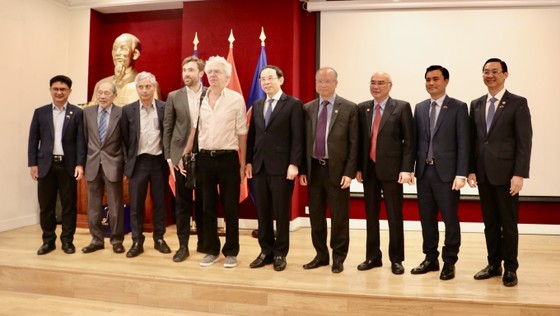 The HCMC high-ranking delegation poses a photo together with lawyers and supporters accompanied Vietnamese-French woman, Tran To Nga in her fight for justice for herself and other Agent Orange (AO) victims (Photo: SGGP) The HCMC high-ranking delegation poses a photo together with lawyers and supporters accompanied Vietnamese-French woman, Tran To Nga in her fight for justice for herself and other Agent Orange (AO) victims (Photo: SGGP)