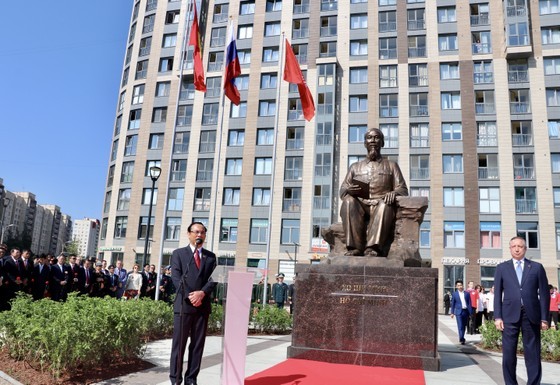 Secretary of the HCMC Party Committee Nguyen Van Nen (L) speaks at the inauguration ceremony of President Ho Chi Minh’s monument. (Photo: SGGP)