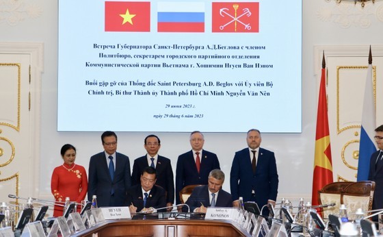 A Memorandum of understanding (MoU) for cooperation between HCMC’s Can Gio District and Saint Petersburg’s Kronstadt City is signed. (Photo: SGGP)