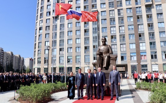 Secretary of the HCMC Party Committee Nguyen Van Nen, Governor of Saint Petersburg, Alexander Beglov, First Deputy Chairman of the Federation Council, Andrey Yatskin, and delegates attend the inauguration ceremony of President Ho Chi Minh’s monument. (Photo: SGGP)