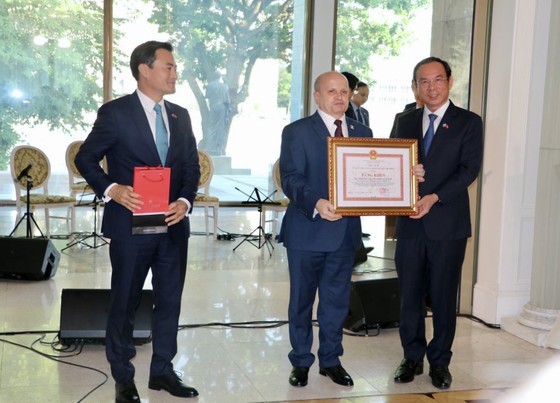 HCMC's leaders present certificates of merit of the Chairman of the HCMC People’s Committee to collectives and individuals for their outstanding contribution to the construction of President Ho Chi Minh's monument. (Photo: SGGP)