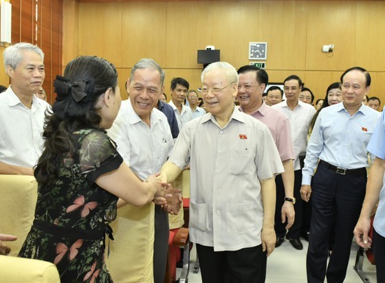 Party chief meets voters in Hanoi ảnh 2