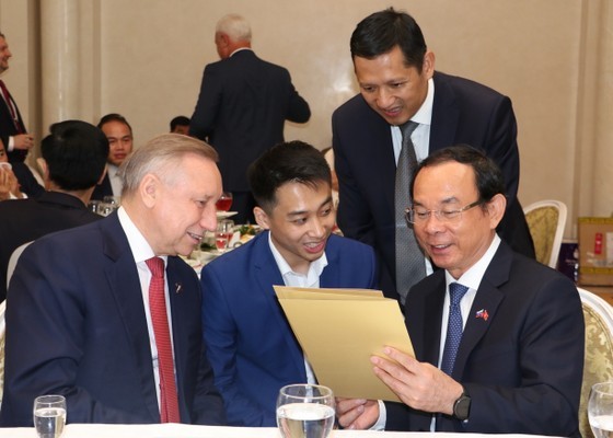 Secretary of the HCMC Party Committee Nguyen Van Nen (L) and Governor of Saint Petersburg, Alexander Beglov talk to each other at the meeting. (Photo: SGGP)