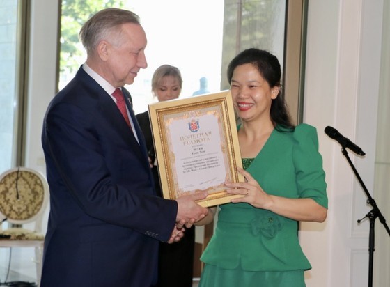 Governor of Saint Petersburg, Alexander Beglov awarded certificates of merit to Vietnamese people for their outstanding contribution to the construction of President Ho Chi Minh's monument. (Photo: SGGP)