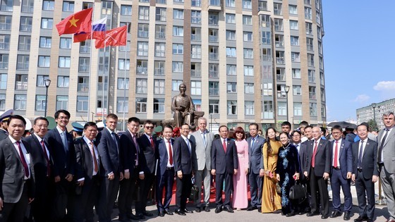 A delegation of HCMC high-ranking officials led by Secretary of the HCMC Party Committee Nguyen Van Nen attends an inauguration ceremony of President Ho Chi Minh’s monument in Saint Petersburg, Russia on June 30. (Photo: SGGP)