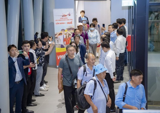 Leaders of Hue ancient city welcome passengers of the first international flight arriving at passenger terminal 2 of Phu Bai International Airport on July 2. (Photo: SGGP)