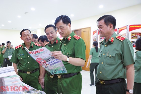 Deputy Minister of Public Security Lt. Gen. Nguyen Duy Ngoc (2nd, R) attends the opening ceremony of the book exhibition. (Photo: SGGP)