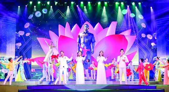 A special art program celebrating the 325th founding anniversary of the old Saigon-Cho Lon-Gia Dinh area and HCMC, and 47 years since the city named after President Ho Chi Minh is held at the 23-9 (September 23rd) Park in District 1 on July 2. (Photo: SGGP)