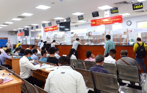 People are implementing land-related procedures at the Registration Office for Land Use Rights in Thu Duc City. (Photo: SGGP)