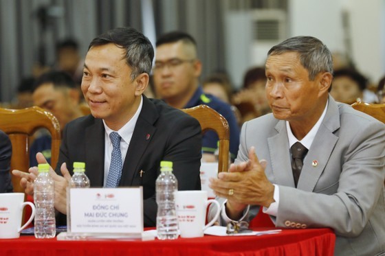 Chairman of the Vietnam Football Federation (VFF) Tran Quoc Tuan (L) and coach Mai Duc Chung (Photo: SGGP)
