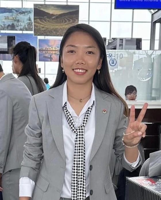 Striker Huynh Nhu carrying the traditional checkered black and white shawl since her time playing in Portugal. (Photo: SGGP)