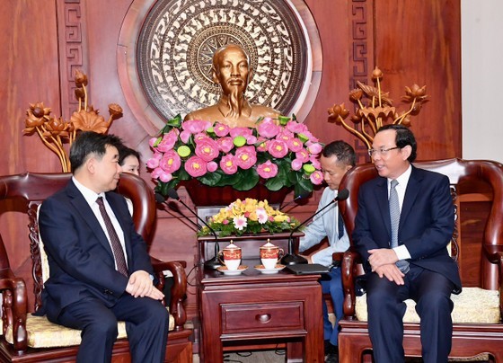 Secretary of the HCMC Party Committee Nguyen Van Nen (R) receives Mr. Shin Choong II, the newly-appointed Consul General of the Republic of Korea (ROK) in HCMC on July 11. (Photo: SGGP)