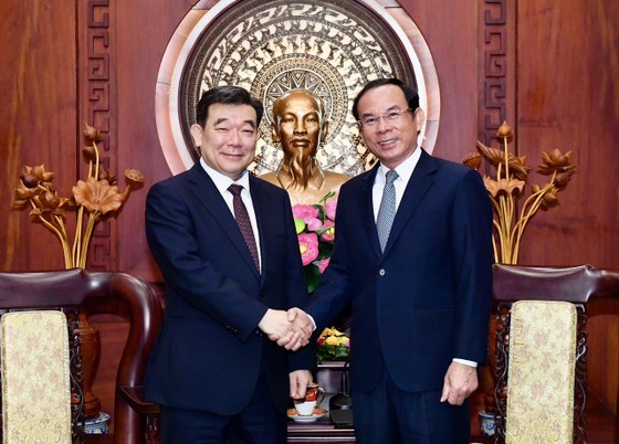 Secretary of the HCMC Party Committee Nguyen Van Nen (R) and Mr. Shin Choong II, the newly-appointed Consul General of the Republic of Korea (ROK) (Photo: SGGP)