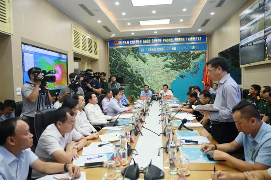 At the conference on responding to the storm chaired by Deputy Prime Minister Tran Luu Quang and Minister of Agriculture and Rural Development Le Minh Hoan on July 17. (Photo: SGGP)