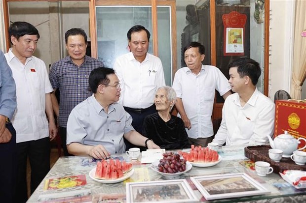 NA Chairman Vuong Dinh Hue visits and presents gifts to Vietnamese Heroic Mother Nguyen Thi Phuoc in Quang Tri town. (Photo: VNA)