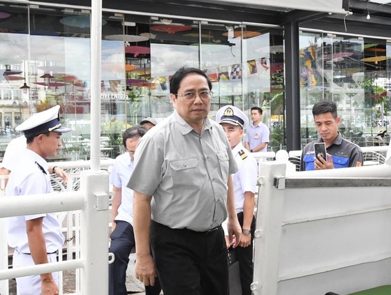 PM Pham Minh Chinh makes a field trip to the Can Gio international container transshipment port. (Photo: SGGP)