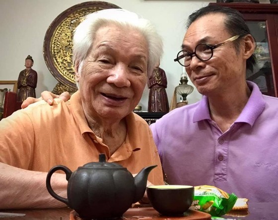 People’s Artist Tran Bang and his son, Meritorious Artist Tran Luc (R)