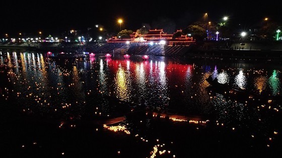 Paper lanterns are released on Thach Han River to commemorate and pay tribute to fallen soldiers. (Photo: SGGP)
