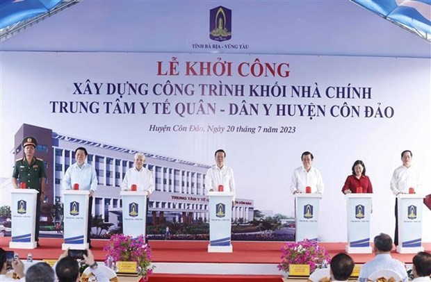 State President Vo Van Thuong (C) attends the groundbreaking ceremony of the military-civil medical centre in Con Dao district (Photo: VNA)