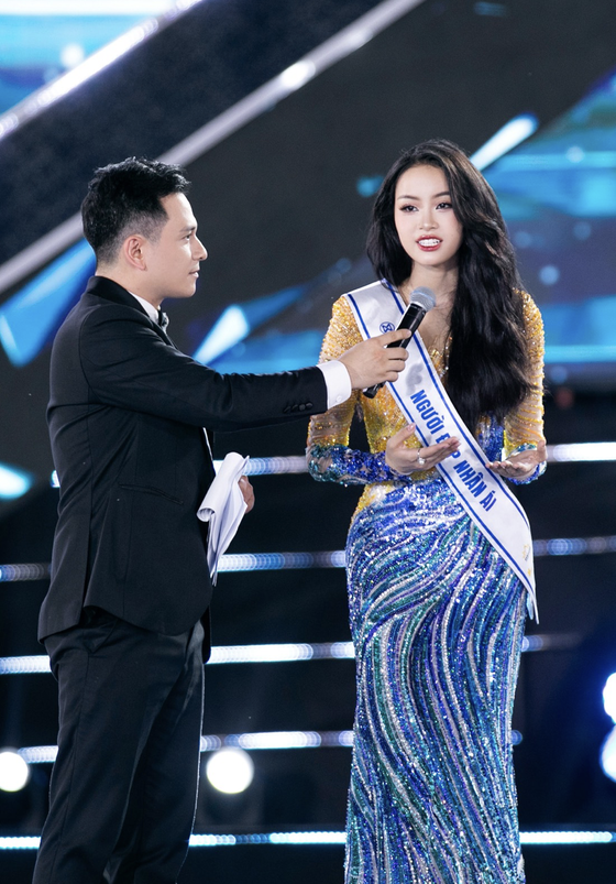 The first runner-up Dao Thi Hien in the competition of on-stage question (Photo: SGGP)