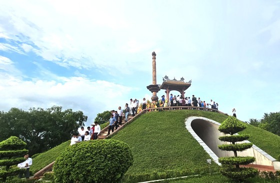 People throughout the country have flocked to the northern central coastal province of Quang Tri to offer incense and pay floral tributes to fallen soldiers. (Photo: SGGP)