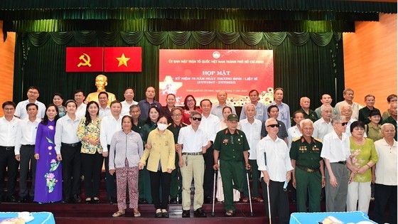 A ceremony was held in HCMC on July 22 to mark the 76th anniversary of War Invalids and Martyrs Day with the attendance of Secretary of the municipal Party Committee Nguyen Van Nen along with the city’s leaders and 81 war veterans, wounded soldiers, and families credited with revolutionary service. (Photo: SGGP)