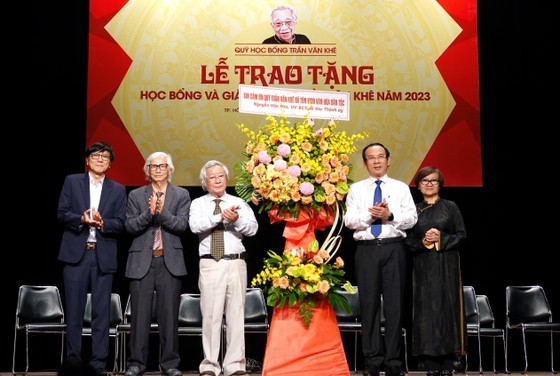 Secretary of the HCMC Party Committee Nguyen Van Nen (2nd, R) offers flowers to the founders of the Tran Van Khe Scholarship Award at the ceremony. (Photo: SGGP)