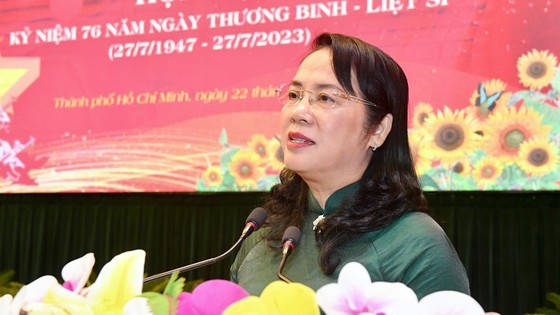 Chairwoman of the Vietnam Fatherland Front in HCMC Tran Kim Yen expressed her gratitude to war veterans, wounded soldiers, and families credited with revolutionary service. (Photo: SGGP)