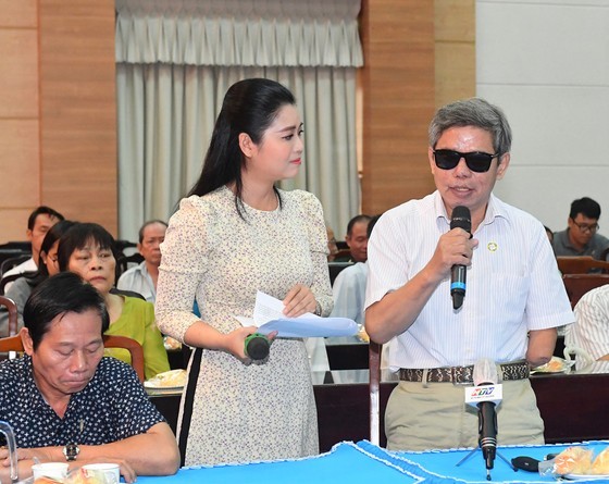 Wounded soldier, Tran Van Tan (R) attend the meeting. (Photo: SGGP)