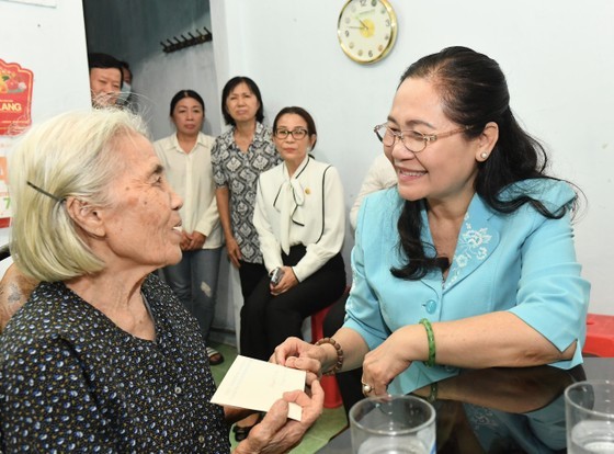 Chairwoman of the HCMC People’s Council Nguyen Thi Le offers a gift to Mrs. Do Thi Ngoc. (Photo: SGGP)