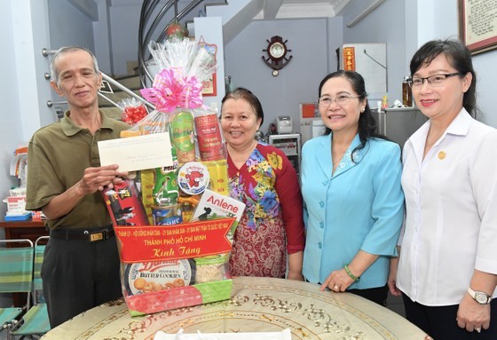 Chairwoman of the HCMC People’s Council Nguyen Thi Le offers a gift to wounded soldier Nguyen Sanh Ly. (Photo: SGGP)