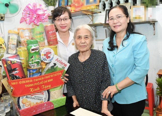 Chairwoman of the HCMC People’s Council Nguyen Thi Le (R) visits typical policy beneficiary families in Binh Thanh District on the 76th anniversary of War Invalids and Martyrs' Day (July 27, 1947 – 2023). (Photo: SGGP)