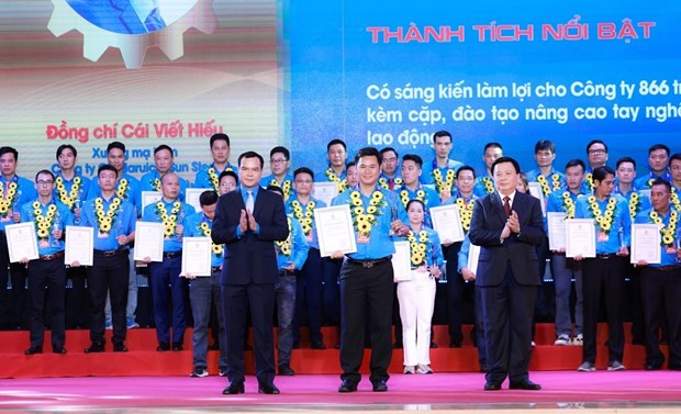 167 outstanding workers and engineers presented with the Nguyen Duc Canh Award (Photo: VNA)