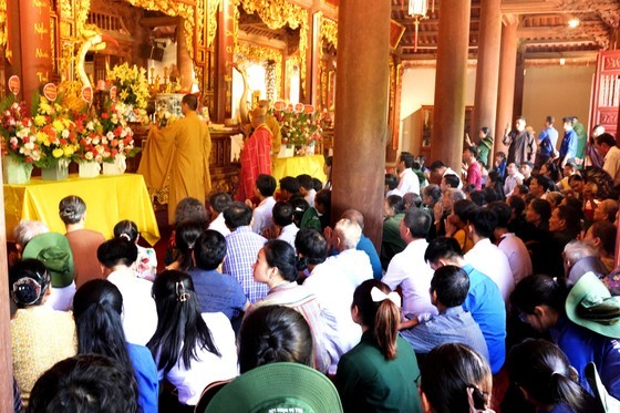 The ceremony includes a requiem, incense and flowers offering rituals to commemorate and pay tribute to fallen soldiers. (Photo: SGGP)