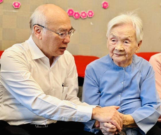 Head of the HCMC Propaganda and Education Committee, Phan Nguyen Nhu Khue visits Vietnamese Heroic Mother Nguyen Thi Thu. (Photo: SGGP)
