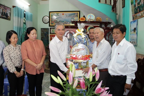 Vice Chairman of the HCMC People’s Committee Ngo Minh Chau gives a present to wounded soldier Pham Van Hang. (Photo: SGGP)