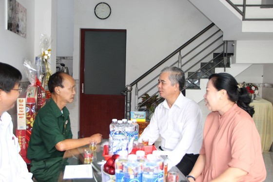 Vice Chairman of the HCMC People’s Committee Ngo Minh Chau visits war invalid Vo Van Quy. (Photo: SGGP)