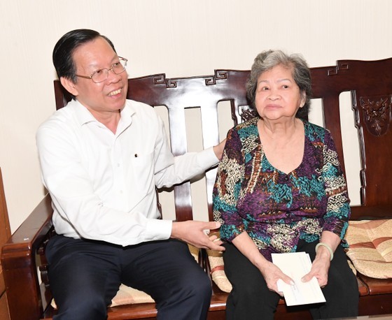 Chairman of the HCMC People’s Committee, Phan Van Mai visits Vietnamese Heroic Mother Nguyen Thi Be. (Photo: SGGP)
