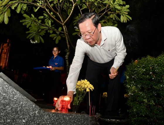 Chairman of the HCMC People’s Committee Phan Van Mai offers incense to heroic martyrs. (Photo: SGGP) Chairman of the HCMC People’s Committee Phan Van Mai offers incense to heroic martyrs. (Photo: SGGP)
