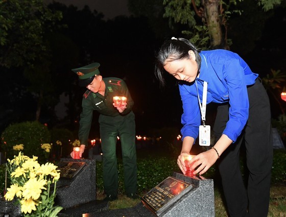 Members of the HCMC Youth Union light candles to commemorate martyrs. (Photo: SGGP) Members of the HCMC Youth Union light candles to commemorate martyrs. (Photo: SGGP)